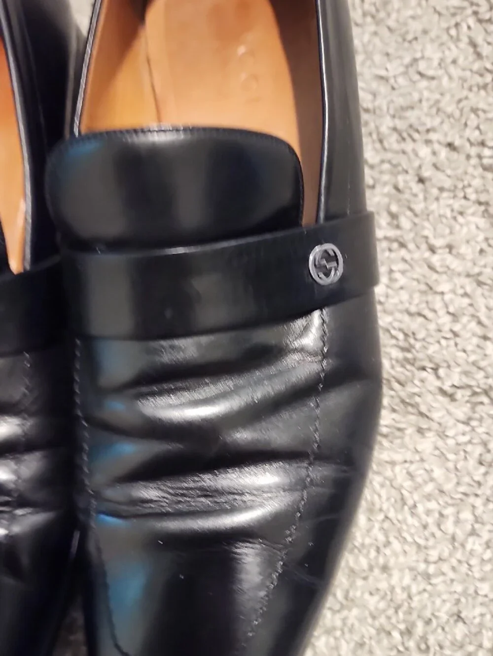 Gucci Black Leather Men’s Penny Loafers with Logo Accent